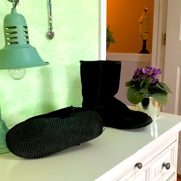 Black suede winter boots. 7M - Picture 2 of 5